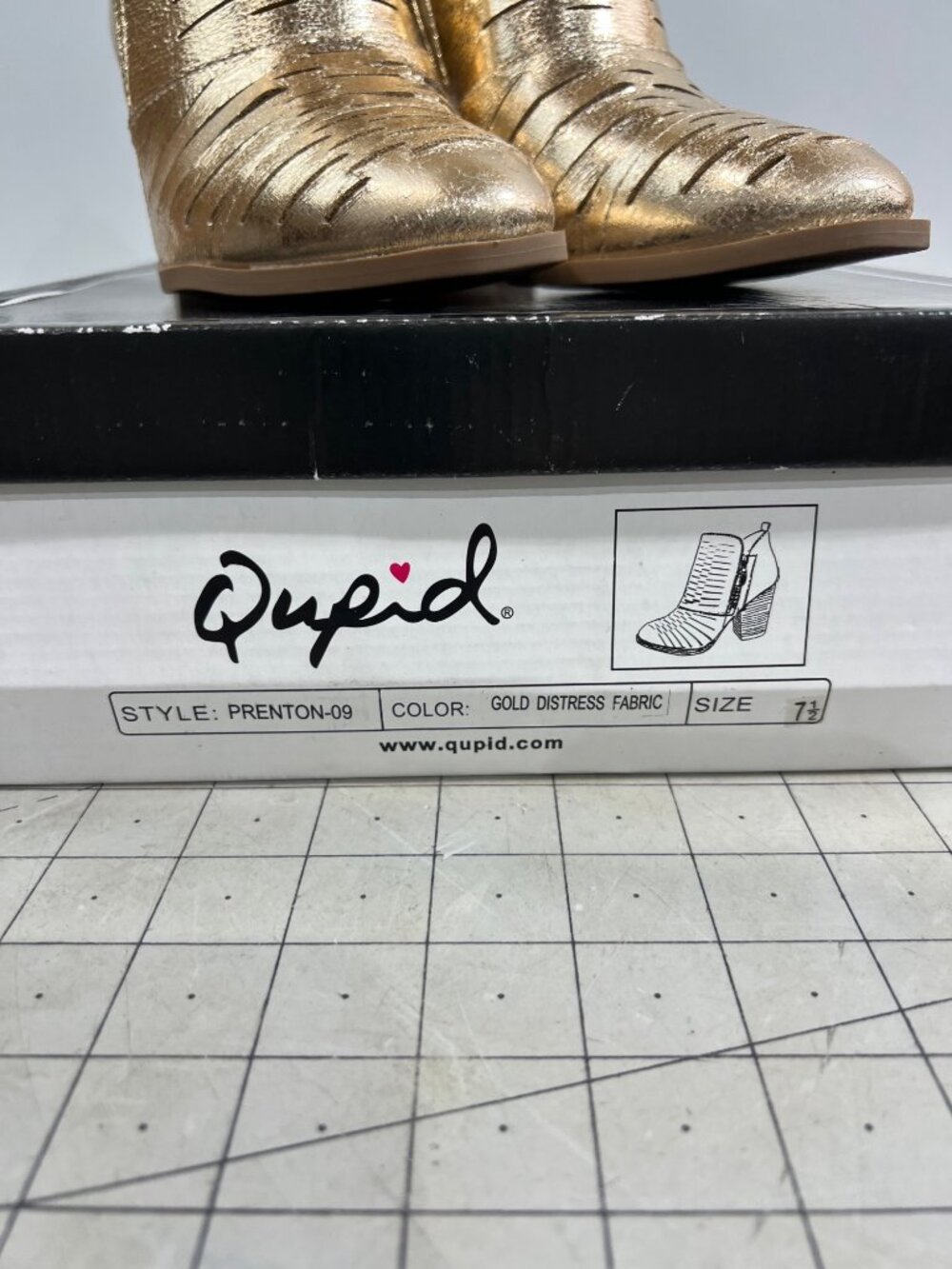 Qupid Prenton-09 Gold Distressed Women's Ankle Boots Sz. 7.5 Low Heel - Picture 7 of 8